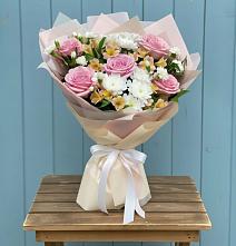 Букет цветов из:  Гвоздики, Орхидеи и Розы в Панино