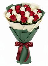 Букет Микс из красных и белых роз в Панино