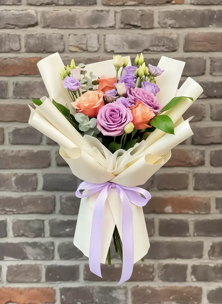 Букет цветов из: Лизиантусы и Розы в Панино