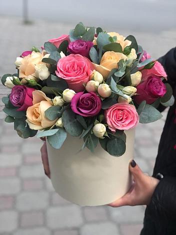 Цветочная композиция из Розы в шляпной коробке в Панино