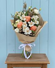 Букет цветов из:  Альстромерии, Лизиантусы, Розы и Хризантемы в Панино