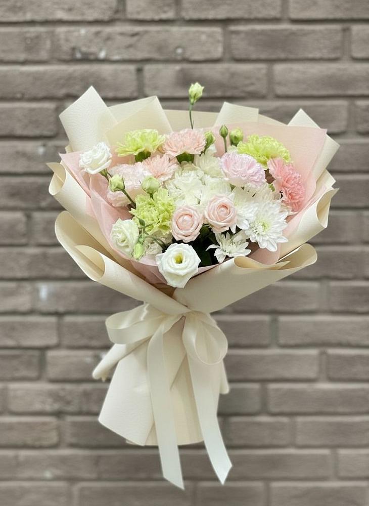 Букет цветов из: Гвоздики, Розы, Лизиантусы и Хризантемы в Панино