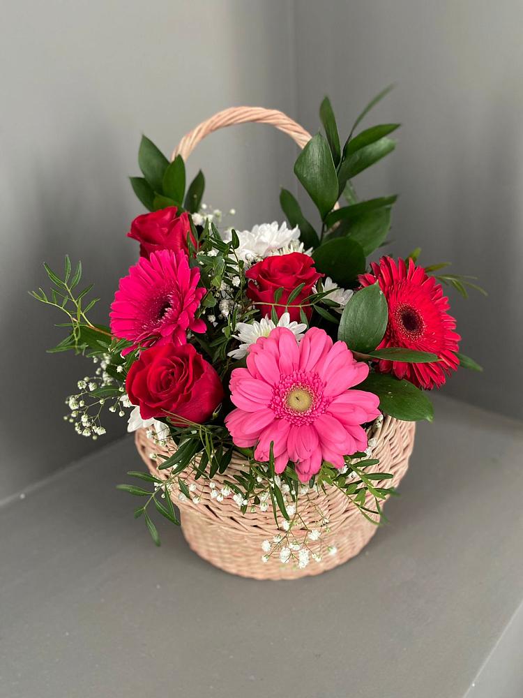 Цветочная композиция из Розы, Хризантемы и Герберы в корзине в Панино