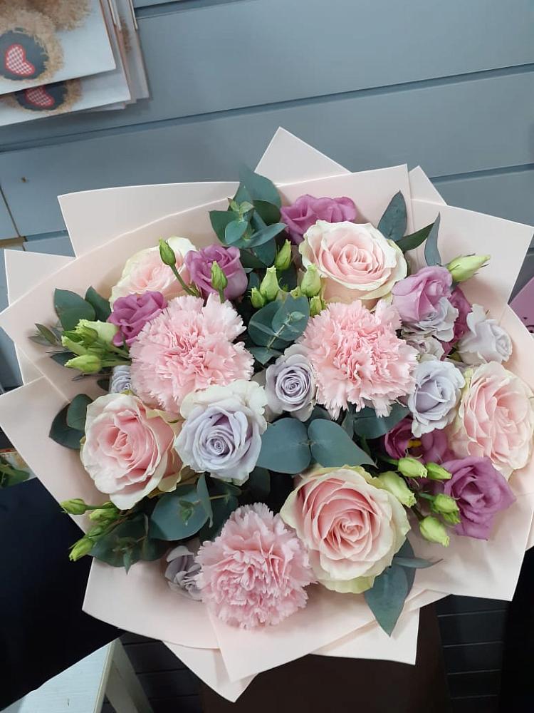 Букет цветов из: Розы, Гвоздики и Лизиантусы в Панино