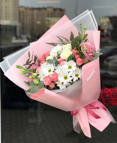 Букет цветов из: Розы, Лизиантусы и Хризантемы в Панино