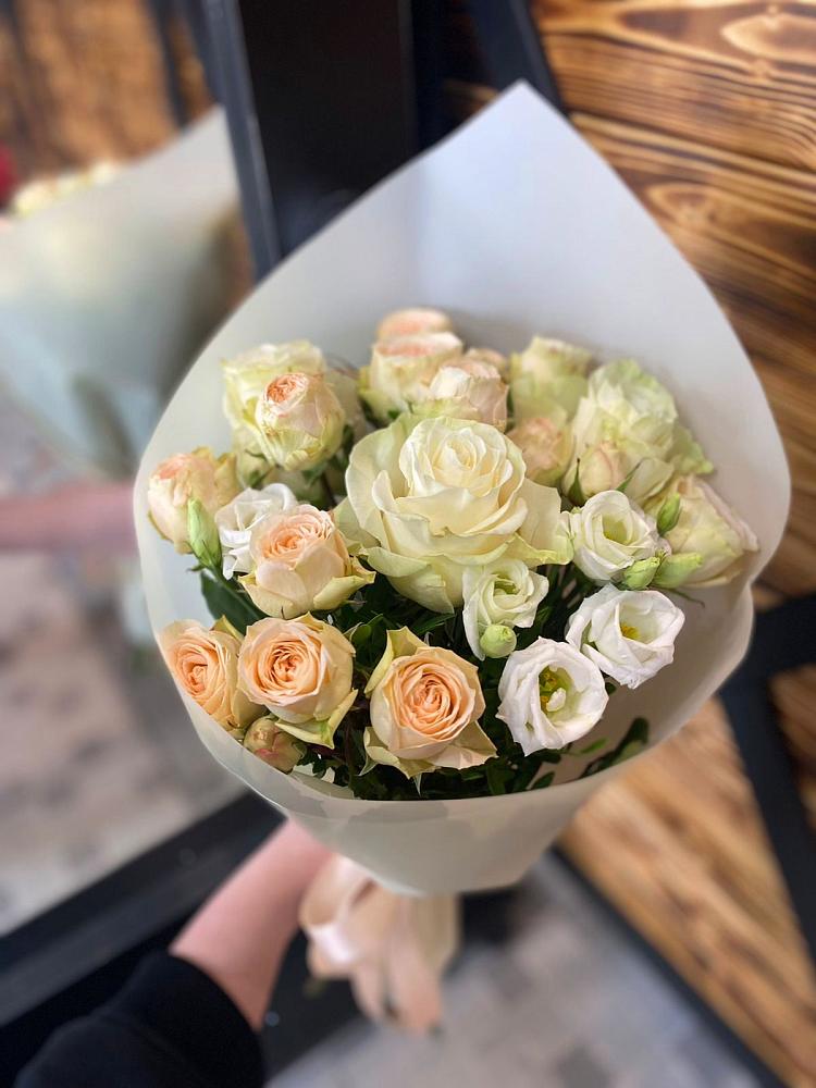 Букет цветов из: Розы и Лизиантусы в Панино